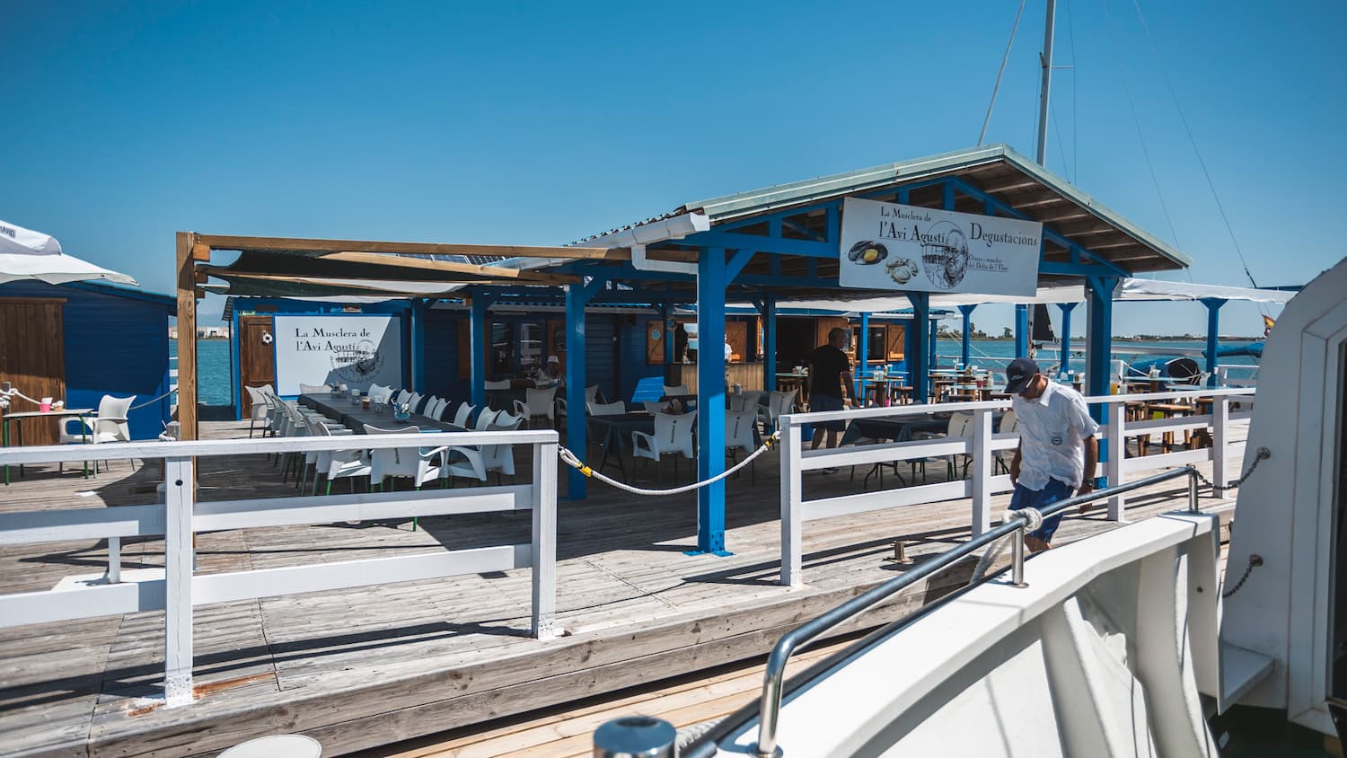 Visit with mussel or oyster tasting + drink at the Avi Agustí mussel farm with water taxi.